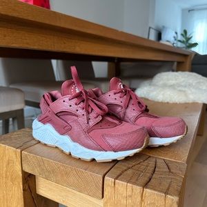Nike Huarache burgundy - fits 6.5 women’s